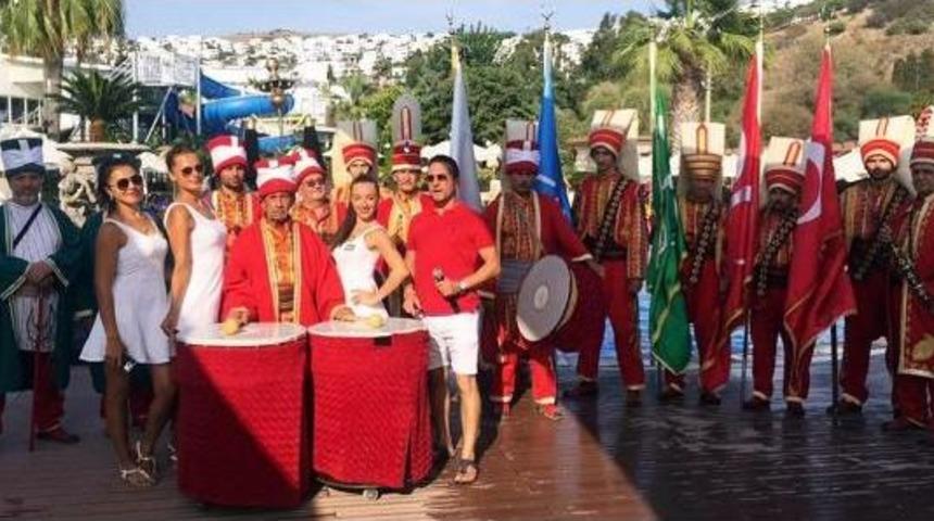 Havuz Başında Mehter Takımlı Doğum G&uuml;n&uuml; Kutlaması