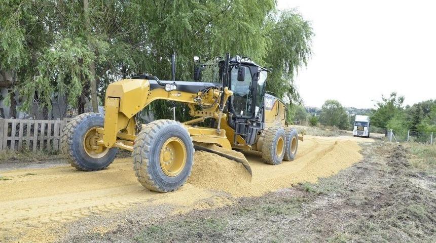 Tepebaşı Belediyesi Farklı Noktalarda Yol &Ccedil;alışmalarına Devam Ediyor