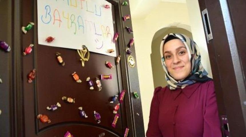 &Ccedil;ocuklar I&ccedil;in Evinin Kapısını Şekerliğe &Ccedil;evirdi