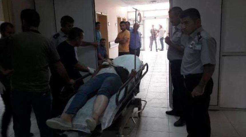 Hakkari'de Otomobilin &Uuml;zerine Kaya D&uuml;şt&uuml;: 1 &Ouml;l&uuml; 4 Yaralı