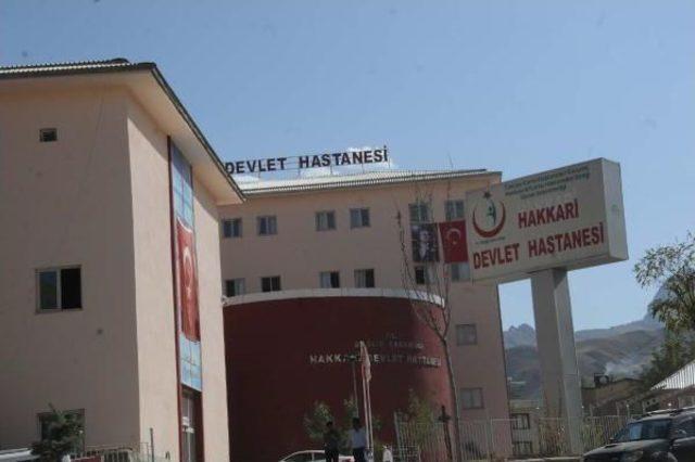 Hakkari'de Otomobilin Üzerine Kaya Düştü: 1 Ölü 4 Yaralı