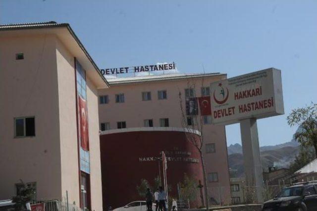 Hakkari'de Otomobilin Üzerine Kaya Düştü: 1 Ölü 4 Yaralı