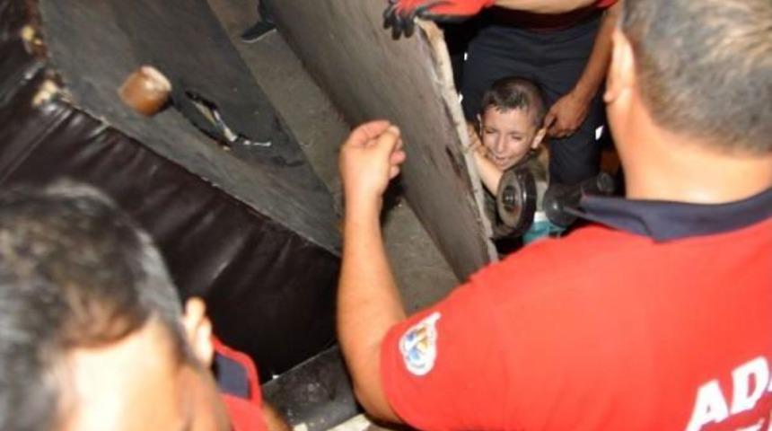 Oyun Oynarken D&uuml;şen &Ccedil;ocuğun Eline &Ccedil;ivi Battı