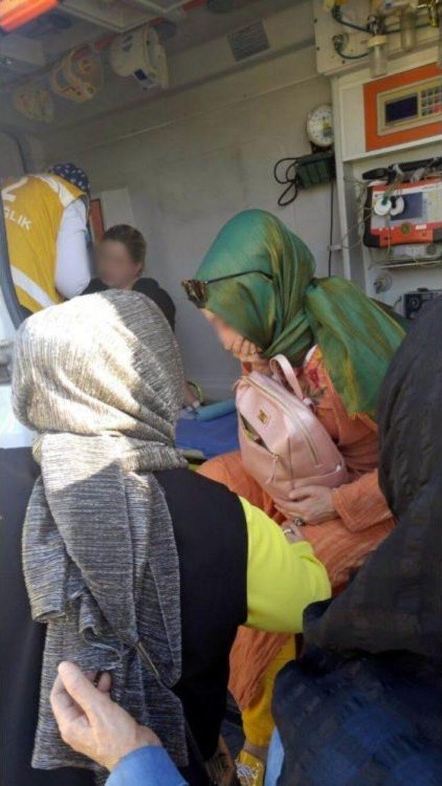 Freni Boşalan Otomobil Duvara &Ccedil;arptı: 2 Yaralı 1