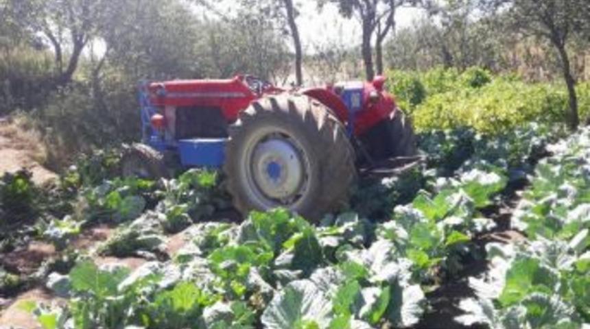 Trakt&ouml;r&uuml;n Altında Kalan Adamı K&ouml;yl&uuml;ler Kurtardı