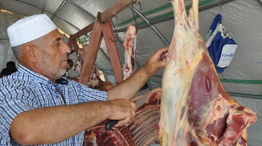 &Ccedil;adır Kentteki Yetimlere Kurban Eti Dağıtıldı