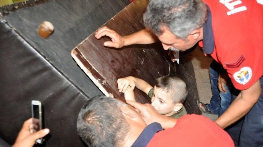 Eline &Ccedil;ivi Saplanan &Ccedil;ocuğu Can-kur Ekipleri Kurtardı