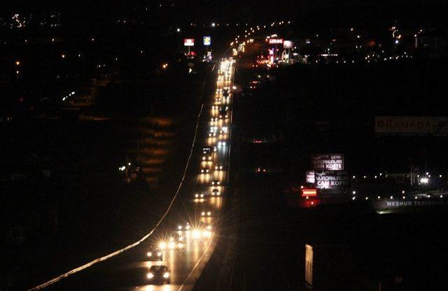 Tekirdağ-istanbul Yolunda Trafik Yoğunluğu Devam Ediyor