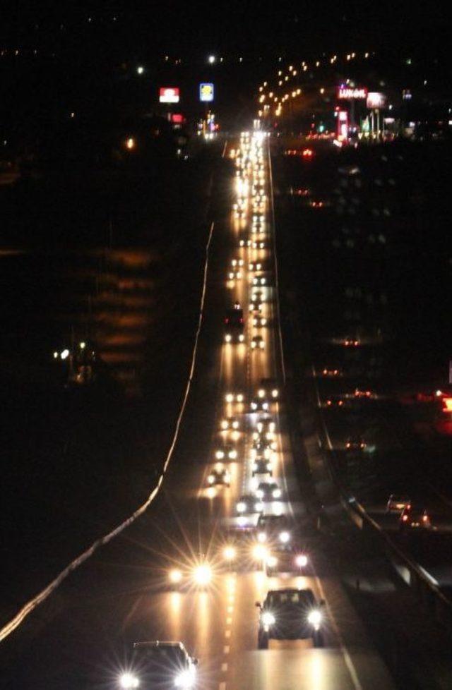 Tekirdağ-istanbul Yolunda Trafik Yoğunluğu Devam Ediyor