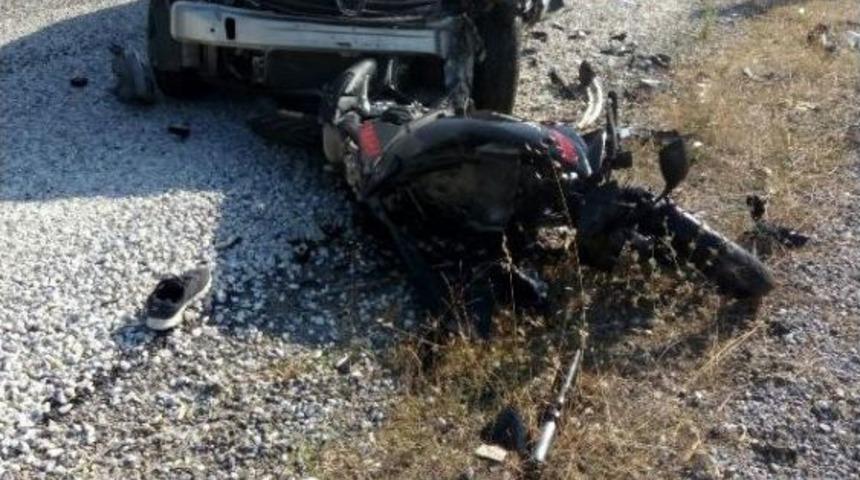 Motosiklet Kazasında Yaralanan Diğer Gen&ccedil; De &Ouml;ld&uuml;