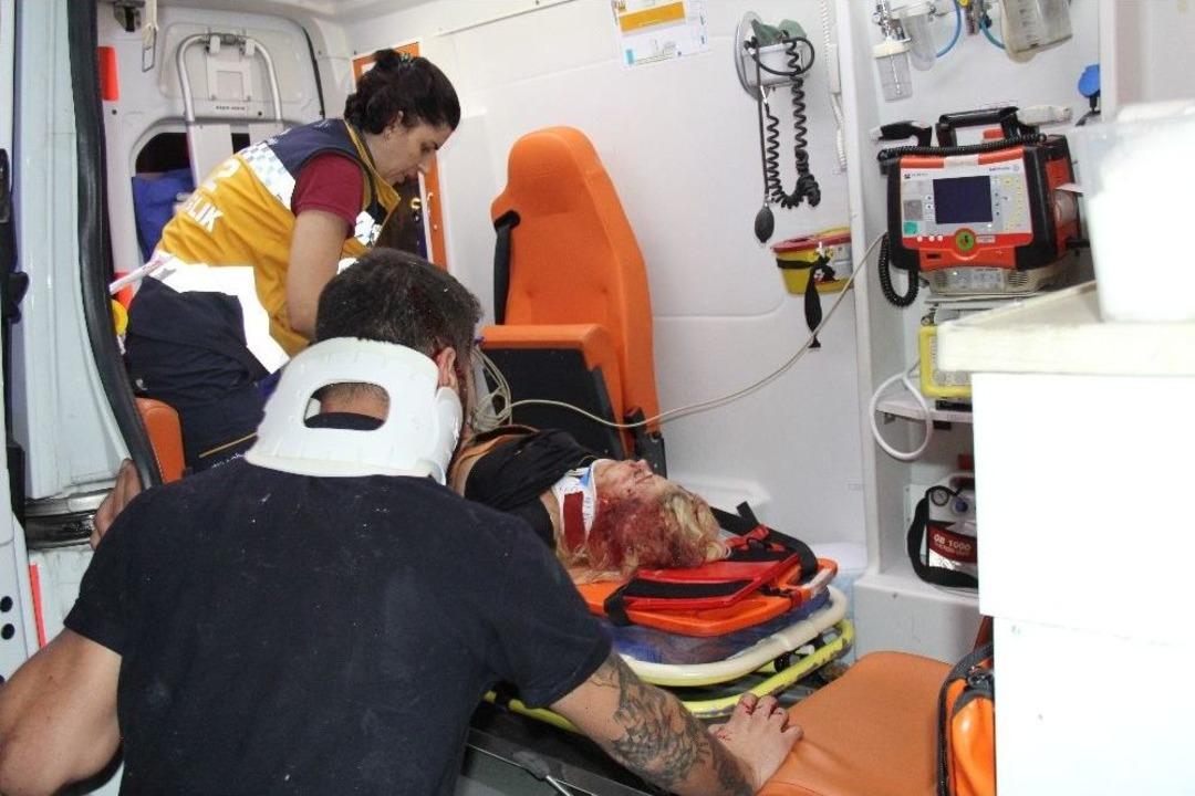 Bariyerlere &Ccedil;arpan Otomobil Hurdaya D&ouml;nd&uuml;: 3 Yaralı