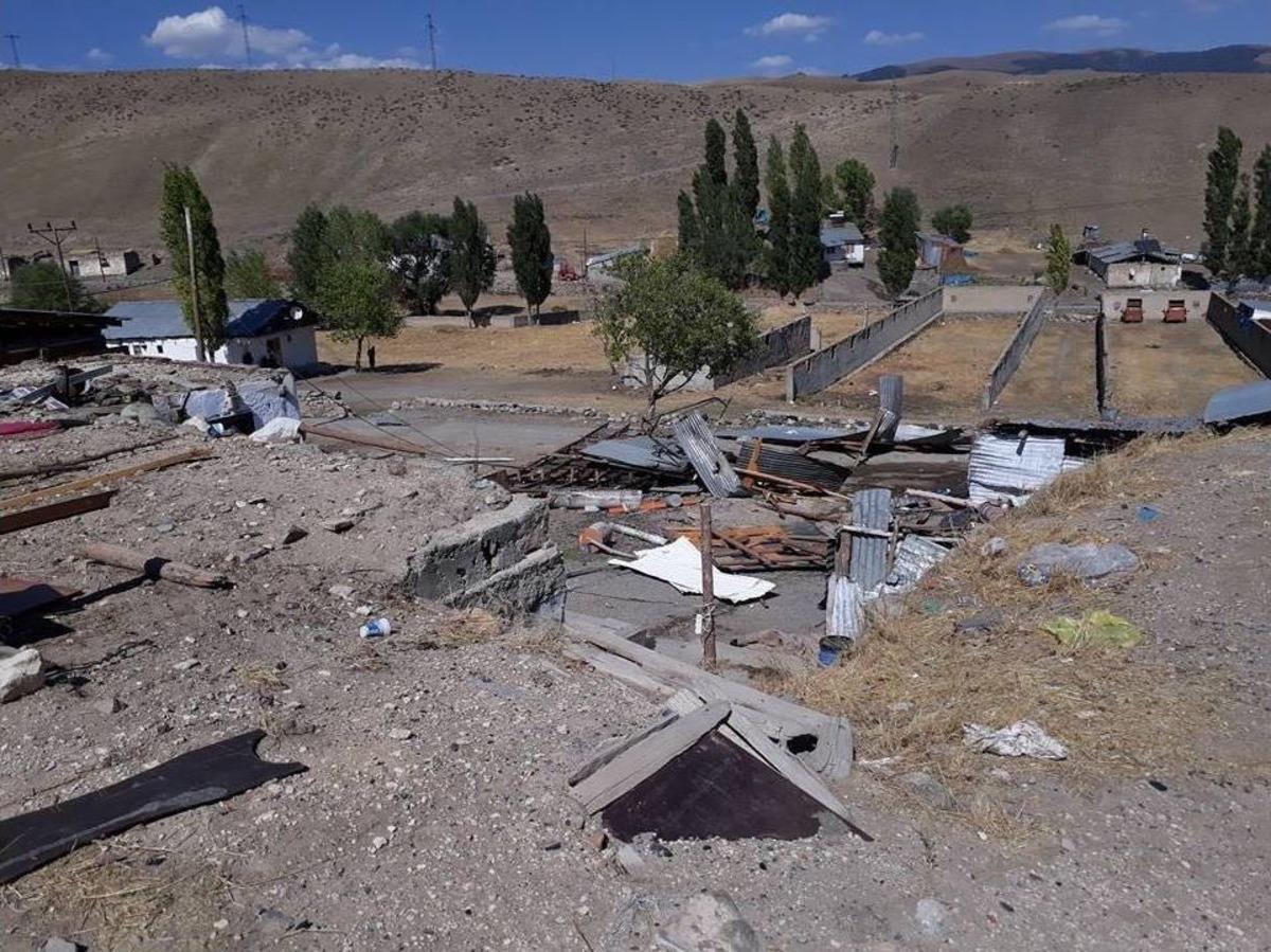 Sarıkamış&rsquo;ta Şiddetli R&uuml;zgar &Ccedil;atıları U&ccedil;urdu