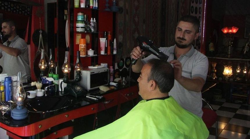 (&ouml;zel Haber) Gaz Lambası Altında Nostaljik Tıraş