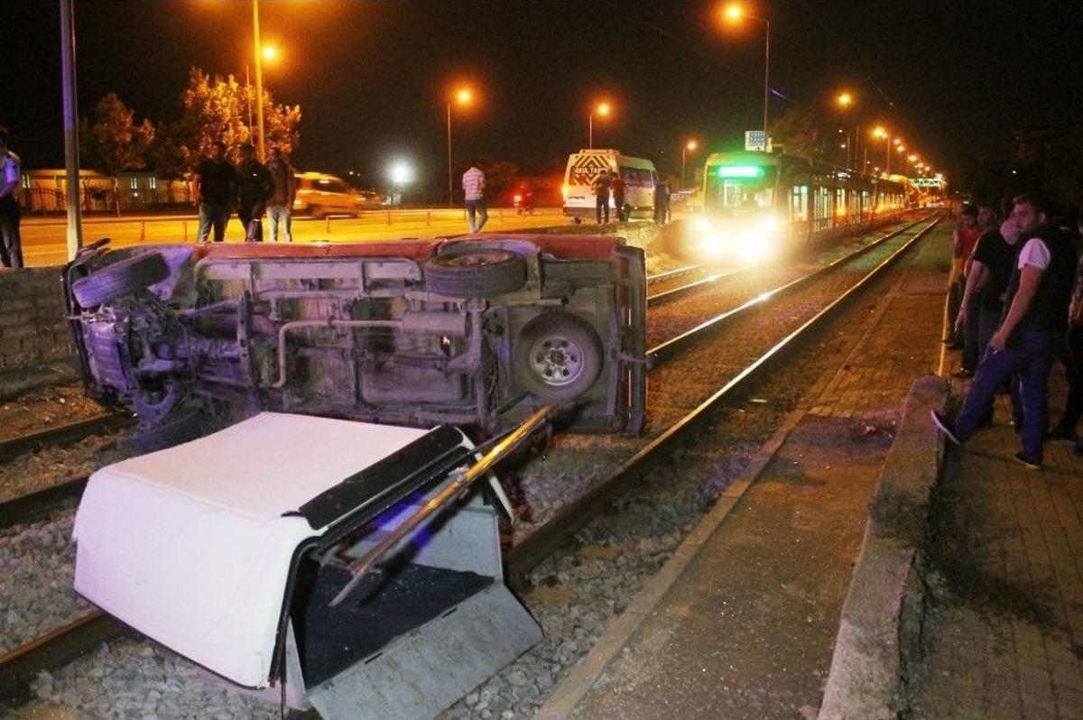 Kamyonet, Hareket Halindeki Tramvayın &Ouml;n&uuml;ne D&uuml;şt&uuml;