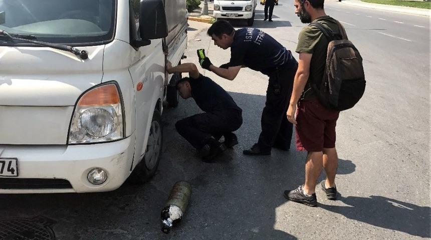 (&ouml;zel Haber) İtfaiyeden Kamyonetin Motoruna Sıkışan Kediyi Kurtarmak İ&ccedil;in Akıllı Y&ouml;ntem