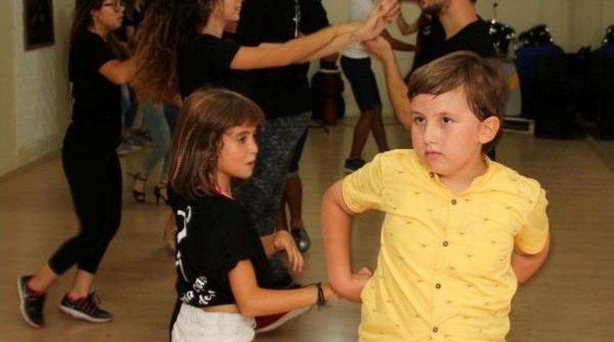 &Ouml;zg&uuml;rl&uuml;klerini Dansla Buluyorlar