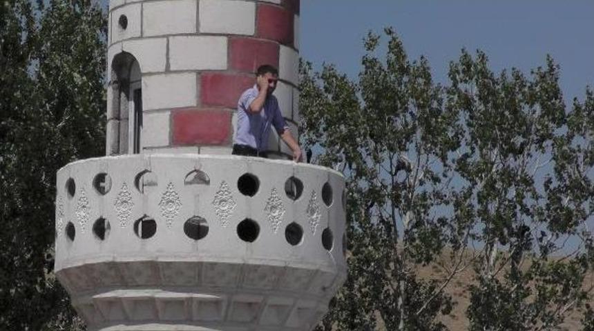 Ezan I&ccedil;in Değil, Telefonla Konuşmak I&ccedil;in Minareye &Ccedil;ıktılar