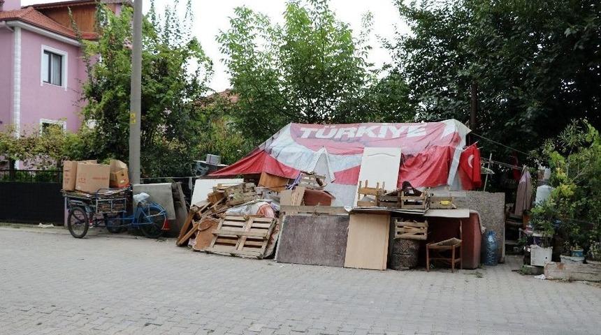 (&ouml;zel Haber) 18 Yıldır &Ccedil;adırda Yaşıyor