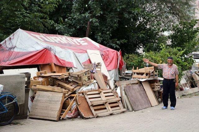 (&ouml;zel Haber) 18 Yıldır &Ccedil;adırda Yaşıyor 3