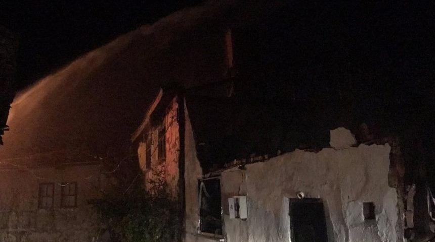 Bilecik&rsquo;te &Ccedil;ıkan Yangında İki Ev Tamamen Kullanılmaz Hale Geldi