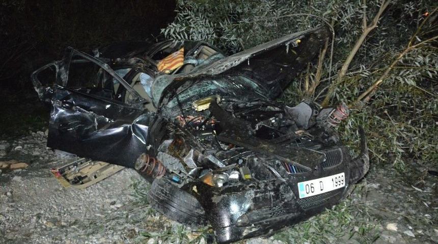 Otomobil &Ccedil;ay Yatağına Yuvarlandı: 1 &Ouml;l&uuml;, 2 Yaralı