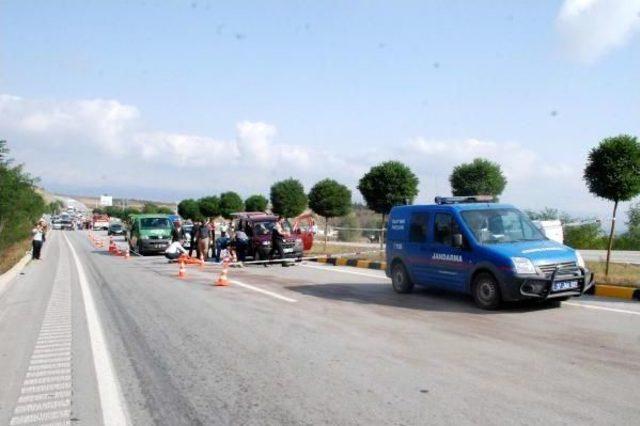 Kastamonu'da Hafif Ticari Araç Devrildi: 1 Ölü, 4 Yaralı