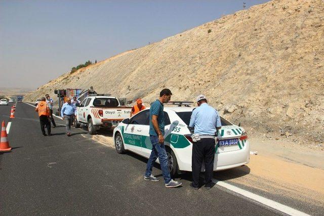 Tır Devrildi Onlarca Ton Kepek Yola Saçıldı