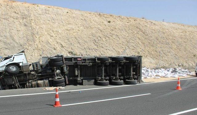 Tır Devrildi Onlarca Ton Kepek Yola Saçıldı