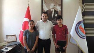 Kaymakam Avcı Teog Birincilerine Dizüstü Bilgisayar Hediye Etti