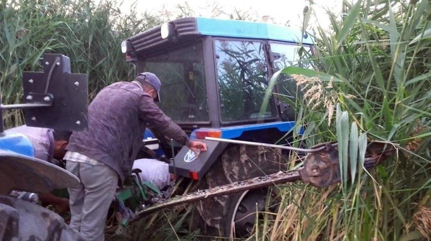 Bataklığa Saplanan Trakt&ouml;r 8 Saat Sonra &Ccedil;ıkarıldı