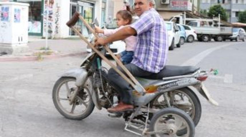 Koltuk Değnekli S&uuml;r&uuml;c&uuml; Kucağındaki &Ccedil;ocukla Motosiklet Kullandı