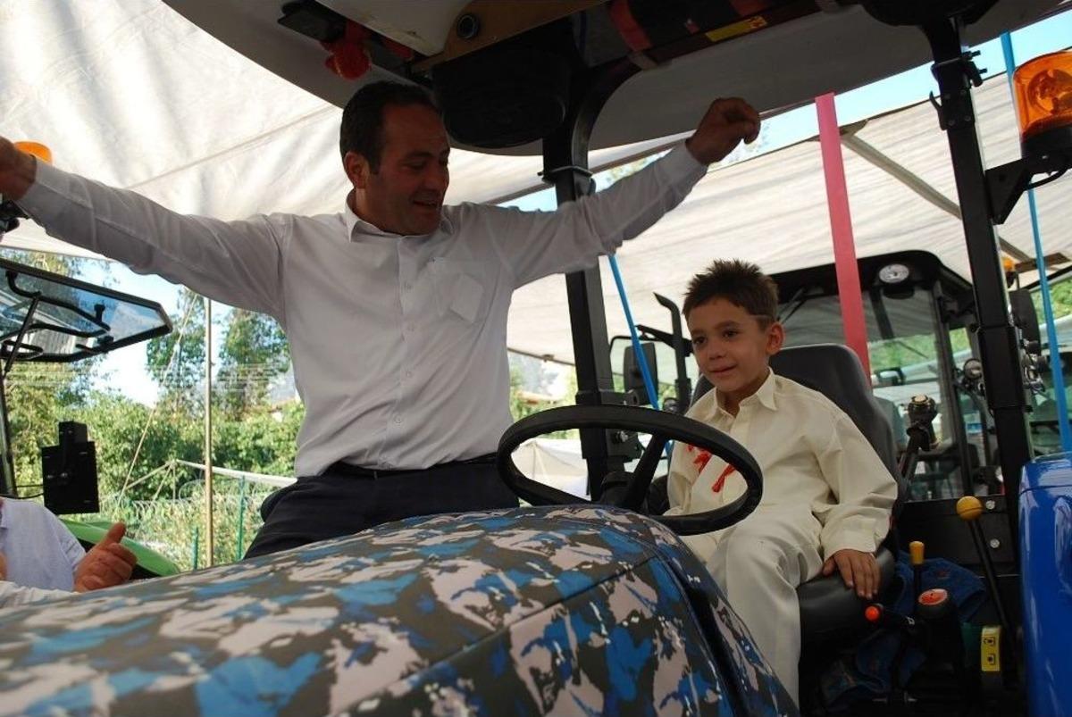 S&uuml;nnet D&uuml;ğ&uuml;n&uuml;n Konvoyu Bu Defa Trakt&ouml;rler Oldu