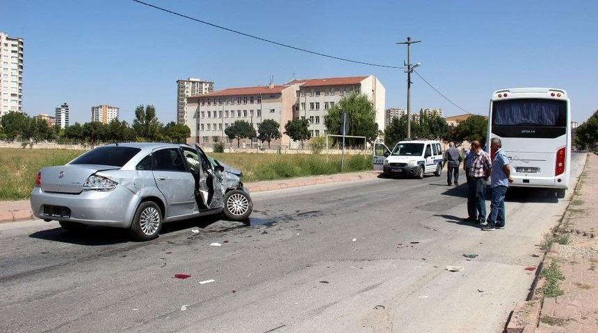 Minib&uuml;s İle Otomobil &Ccedil;arpıştı: 1 Yaralı