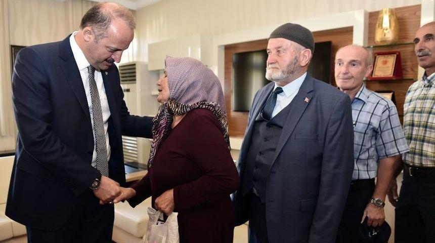 Mamak&rsquo;ta Mesainin İlk G&uuml;n&uuml; Bayramlaşma İle Başladı