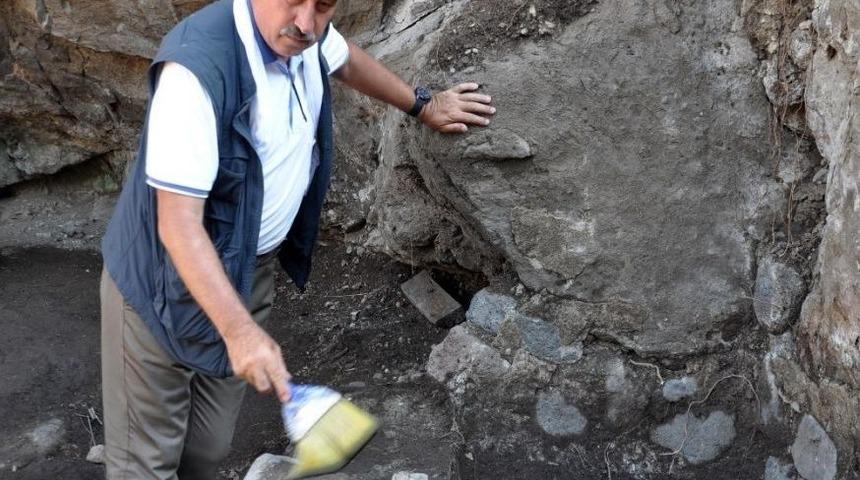 Şavşat Kalesi&rsquo;nde Bin Yıllık Şarap &Uuml;retim &Uuml;nitesi Bulundu