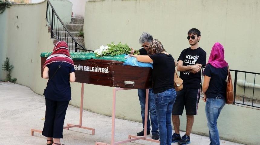 &Ouml;ld&uuml;r&uuml;ld&uuml;ğ&uuml; İddia Edilen 80 Yaşındaki Kadın Son Yolculuğuna Uğurlandı