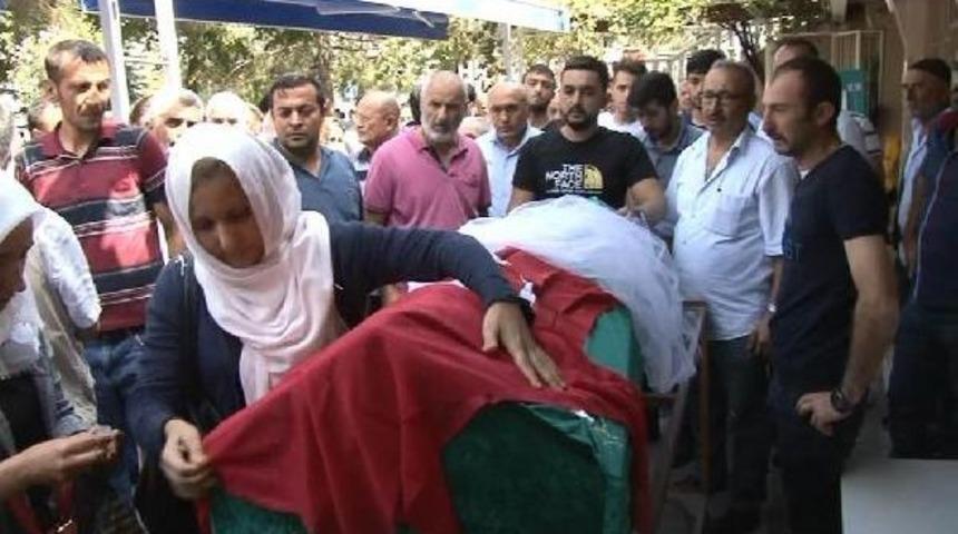 Kilyos'ta Dalgalara Kapılarak Boğulan Gen&ccedil; Kız Son Yolculuğuna Uğurlandı