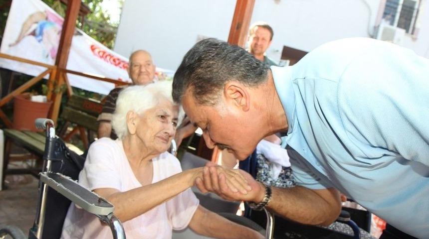 Başkan Tuna, Yaşlı Bakım Merkezi&rsquo;nde Kalan Yaşlılarla Buluştu