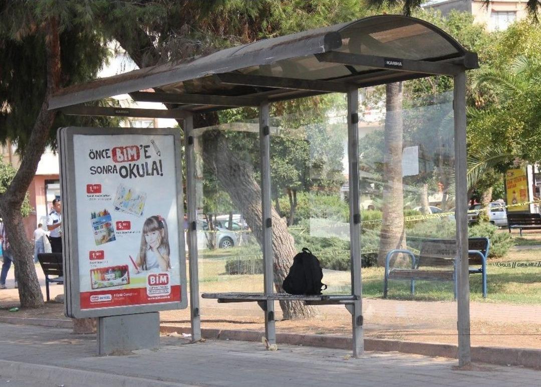 Unuttuğu &Ccedil;antasını Bırakıp, "beni Paylaşmayın" Diye Ağladı