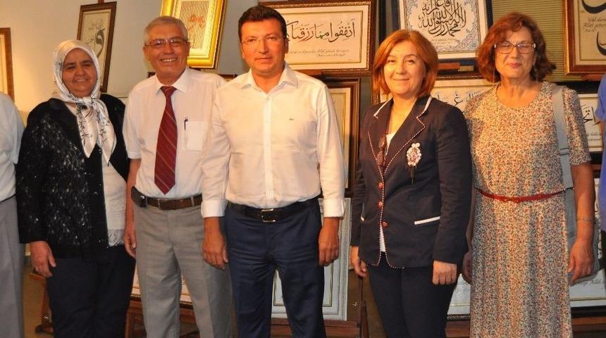 Emekli &Ouml;ğretmenin Hattat Sergisi