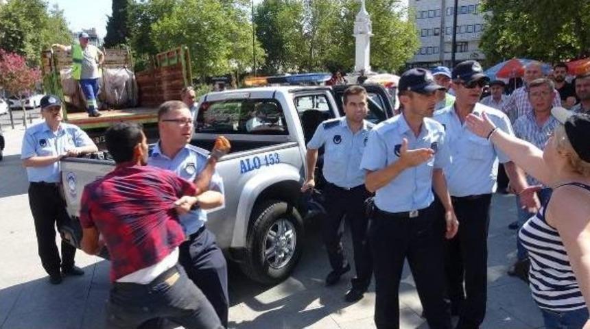 Zabıtaya El Arabasını Vermemek I&ccedil;in Direndi