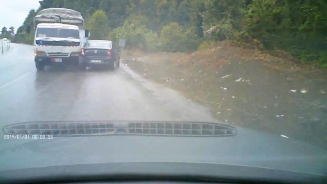 Kamyonun Otomobillere &Ccedil;arpma Anı G&uuml;venlik Kamerasında