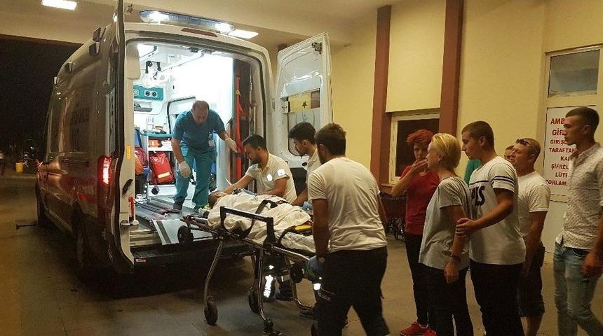 Otomobil Motosiklete &Ccedil;arpıp Ka&ccedil;tı: 2&rsquo;si Ağır 3 Yaralı