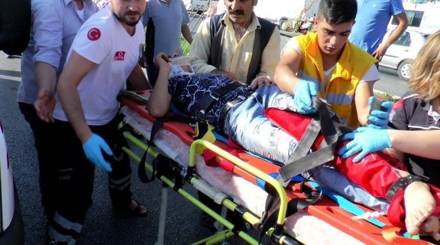 Motosiklet Aniden Yola Fırlayan Yayalara &Ccedil;arptı: 2 Yaralı