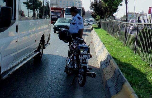 Motosiklet Aniden Yola Fırlayan Yayalara Çarptı: 2 Yaralı