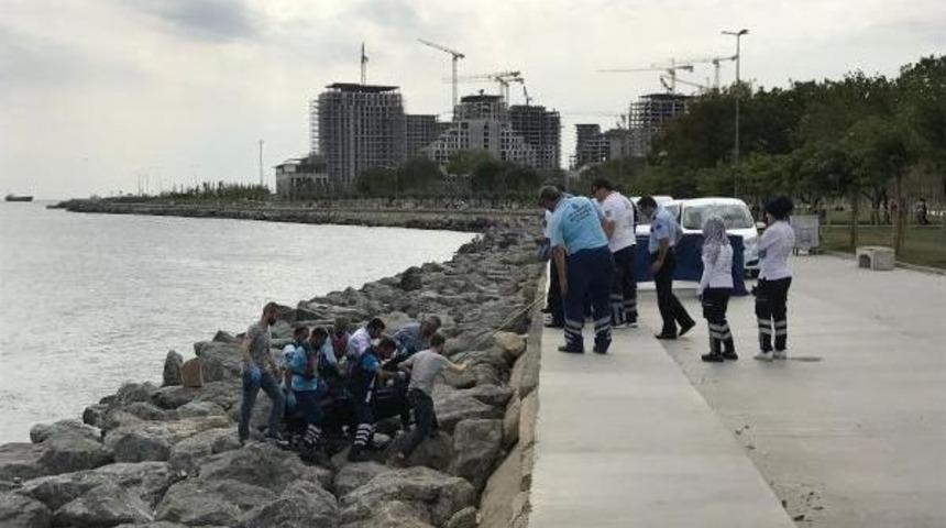Zeytinburnu Sahilinde Denizden 10 Litrelik Plastik Şişeye Iple Bağlı Ceset &Ccedil;ıktı