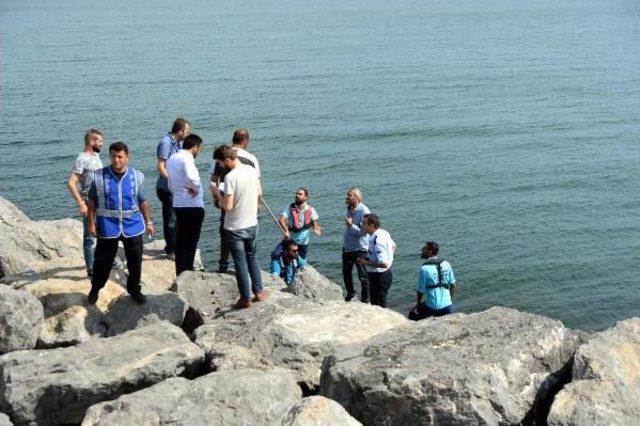 Zeytinburnu Sahilinde Denizden 10 Litrelik Plastik Şişeye Iple Bağlı Ceset Çıktı