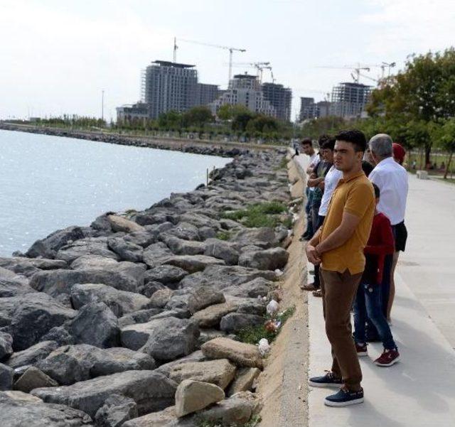 Zeytinburnu Sahilinde Denizden 10 Litrelik Plastik Şişeye Iple Bağlı Ceset Çıktı