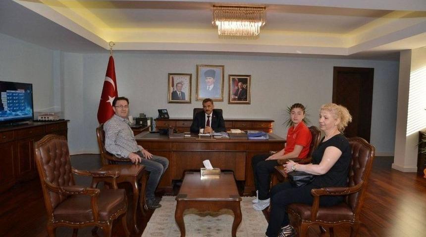 Vali Kaymak, Ecrin K&ouml;se&rsquo;yi Kutladı