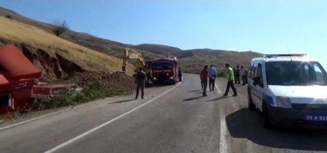 Taşıdığı Kepçeyle Tır'ı Yanmaktan Kurtardı